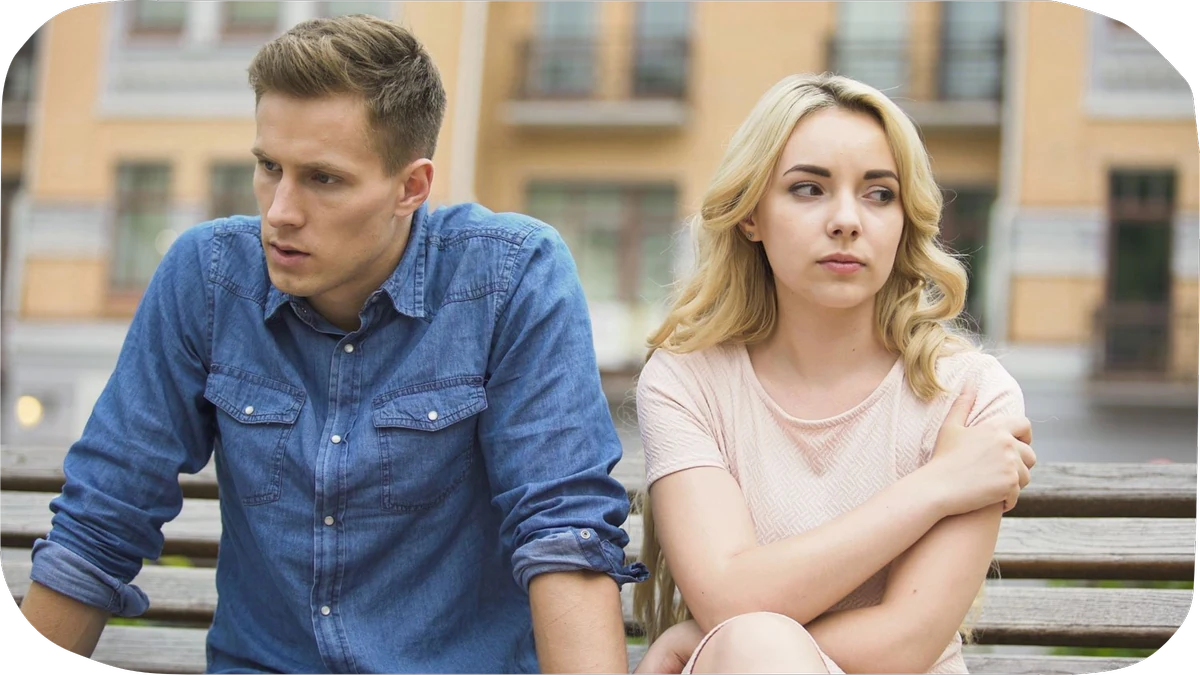 couple distant sur un banc, tension palpable, postures de fermeture et évitement du regard.