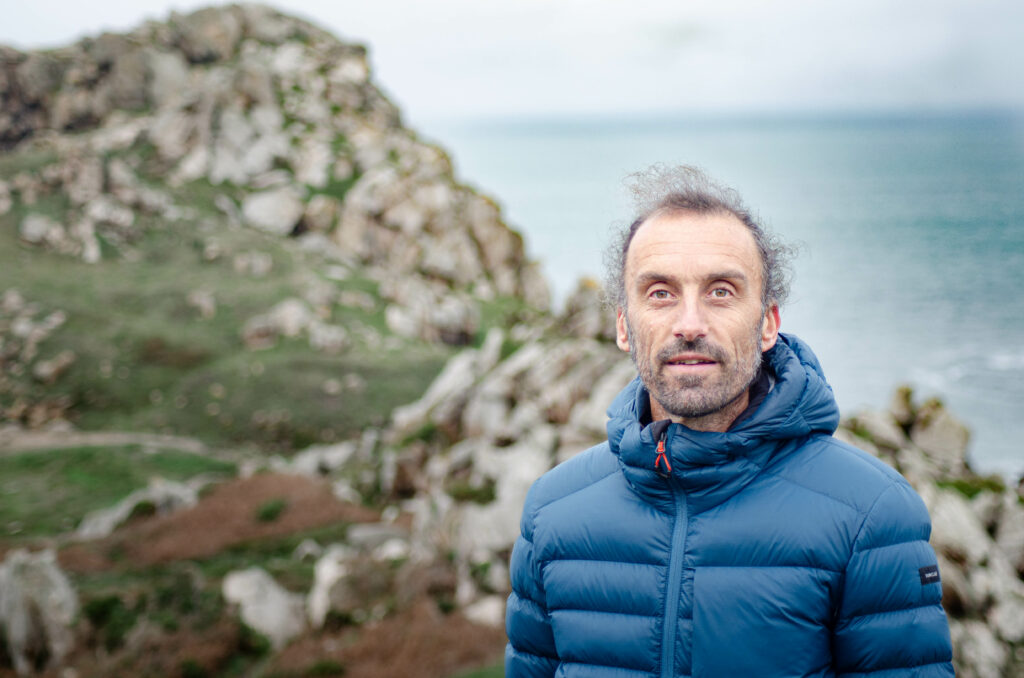 Yvain Lucas , thérapeute en Félicithérapie, sur la côte en baie de Morlaix