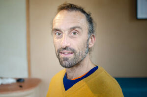 Yvain Lucas dans son cabinet de thérapeute.