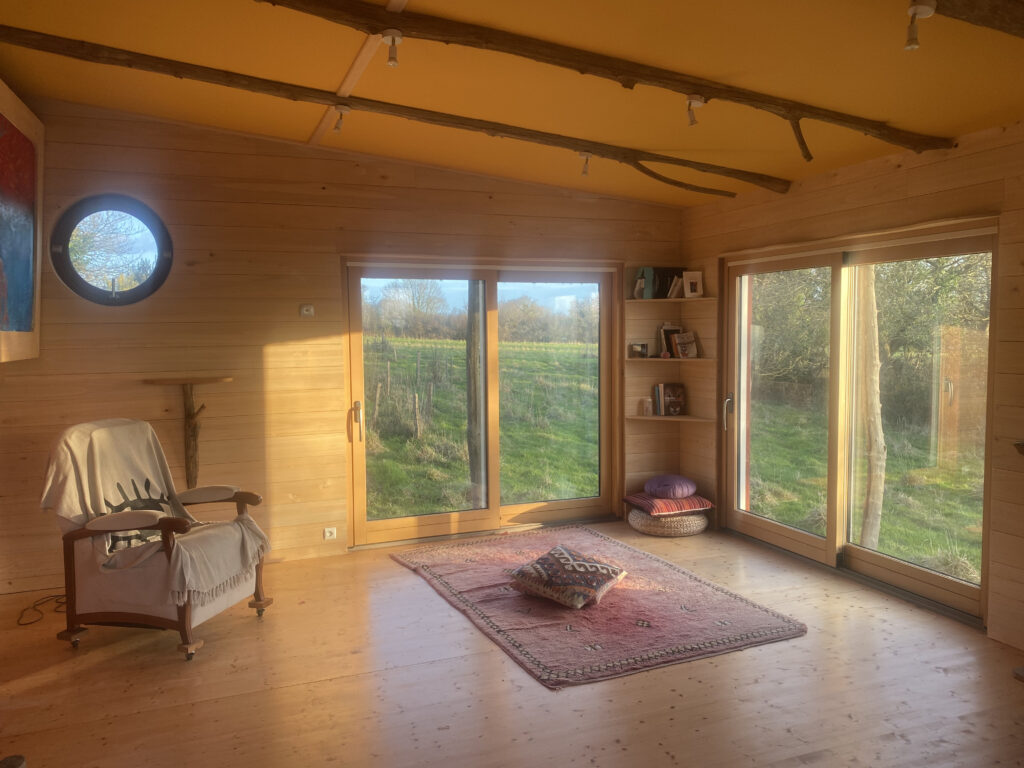 l'intérieur de la cabane ou se déroule les séances