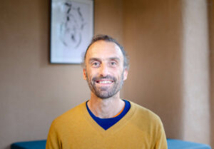 Yvain Lucas souriant dans son cabinet.